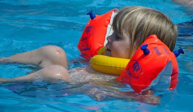 Dziecko podczas lekcji pływania